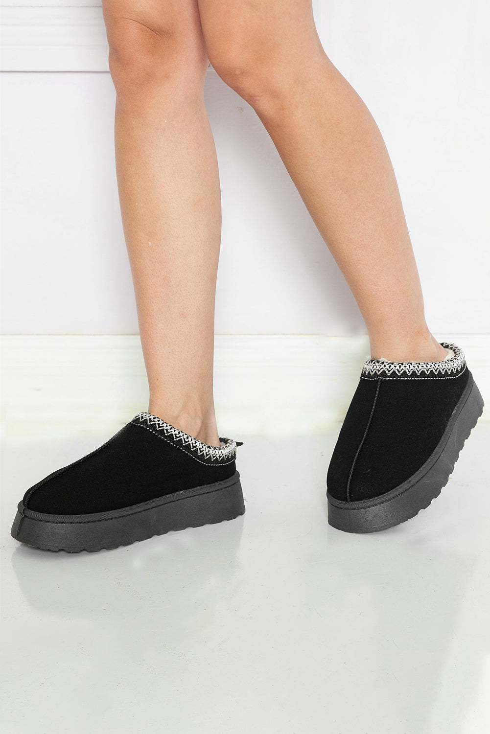 Black Faux Suede Embroidered Detail Plush Lined Platform Slippers
